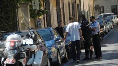 Anche la proprietaria dell'auto guidava senza patente, denunciata dai vigili di Pisa e di Bergamo