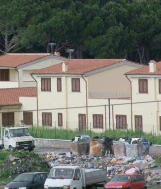 Le case messe a disposizione dei Rom a Coltano   