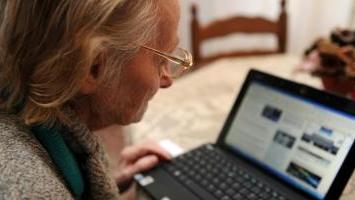 Un’anziana al computer