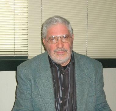 Roberto Artigiani e accanto uno studio di regia  