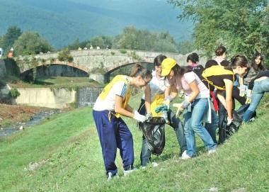 Ragazzi impegnati nella raccolta di rifiuti 