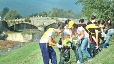 Ragazzi impegnati nella raccolta di rifiuti