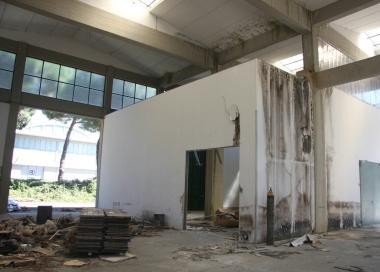 Bombole e degrado nei capannoni ex Bigagli  