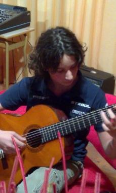 <b>MUSICA.</b> Un allievo di chitarra 