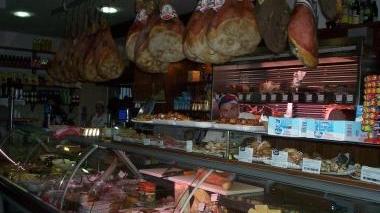 L’interno della Gastronomia Lemmetti che festeggia i cento anni di attività