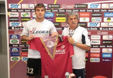 <b>PRIMO GIORNO. </b>Rey Volpato durante la presentazione di ieri, con la nuova maglia amaranto e insieme al tecnico Bepi Pillon  