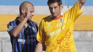 <b>PISA-GAVORRANO.</b> A destra Gimmelli e Pugliesi, qui sopra Stefano Cuoghi in panchina; a destra Favasuli e Saline abbracciano Perez (nascosto) dopo il gol dell’1-0 segnato in apertura di gara