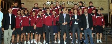 La squadra sul palco durante la serata di presentazione 