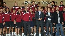 La squadra sul palco durante la serata di presentazione