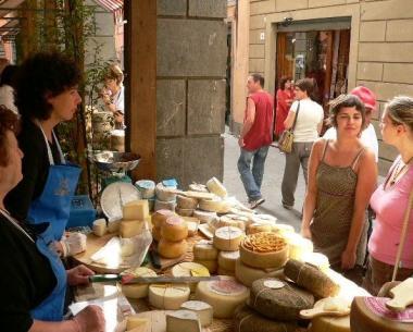Uno dei tanti stand dei produttori di formaggio 