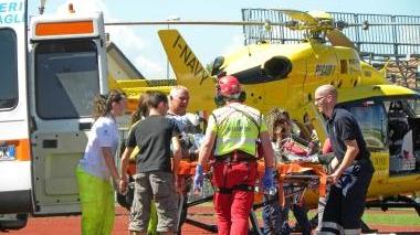 L’elicottero Pegaso allo stadio Sotto un carabiniere indica il punto dove ha urtato il ragazzo