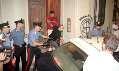 A sinistra, viene portato via il pi&ugrave; giovane degli arrestati; sotto, fasi concitate durante lassedio 