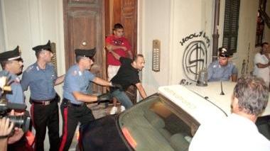 A sinistra, viene portato via il più giovane degli arrestati; sotto, fasi concitate durante l’assedio