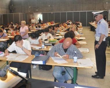 <b>ESAMI.</b> Una prova di un concorso per vigili urbani (a sinistra)  