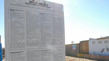 <b>CARTELLI. </b>A sinistra il nuovo, a destra il vecchio