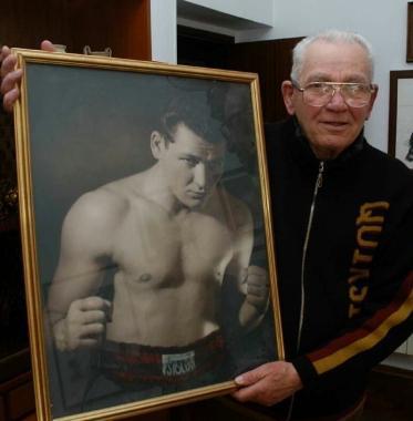 <b>CAMPIONE DEUROPA DEI WELTER</b> Emilio Marconi ritratto del 2006 mentre mostra un suo ritratto degli anni Cinquanta      