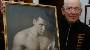 <b>CAMPIONE D’EUROPA DEI WELTER</b> Emilio Marconi ritratto del 2006 mentre mostra un suo ritratto degli anni Cinquanta