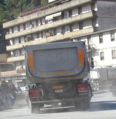 Un camion del marmo attraversa la citt&agrave;     