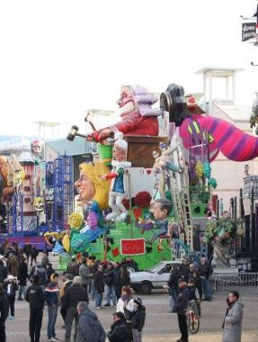 <b>MOVIMENTI.</b> I carri alla Cittadella per la prima uscita del Carnevale 2010  