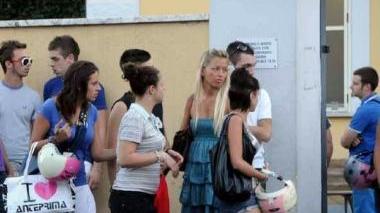 In alto gli amici di Luca Michelotti all’obitorio: i ragazzi hanno voluto testimoniare la loro vicinanza alla famiglia; a destra le auto coinvolte