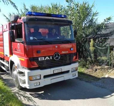 La rimessa andata a fuoco in via di Forramoro 