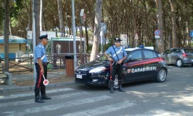 Una pattuglia dei carabinieri a Marina di Cecina durante unoperazione di controllo 