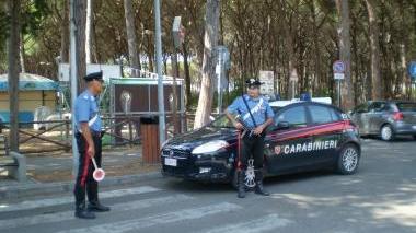 Una pattuglia dei carabinieri a Marina di Cecina durante un’operazione di controllo