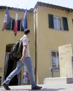 Uno studente attraversa il cortile interno della Scuola SantAnna 