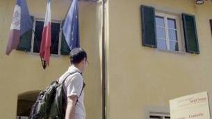 Uno studente attraversa il cortile interno della Scuola Sant’Anna