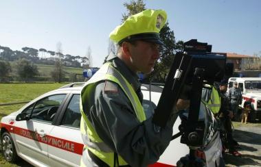 Un agente della polizia provinciale in servizio con il tele-laser 