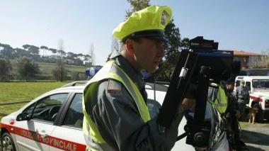 Un agente della polizia provinciale in servizio con il tele-laser