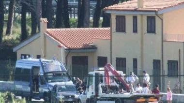 Il Comune consegna le case ai rom, tensione per le famiglie escluse