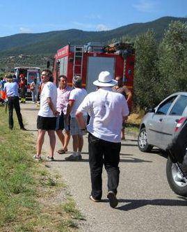 <b>CURIOSI.</b> Lungo la strada dellincidente 