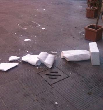 Vandali in azione contro una galleria