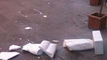 Vandali in azione contro una galleria