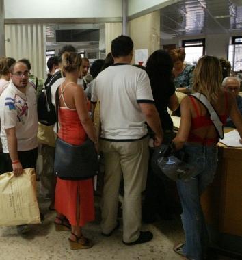Utenti in coda ad uno sportello di un distretto Asl 