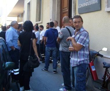 <b>FRATELLI ELIA.</b> La protesta dei lavoratori davanti alla sede della Confindustria  