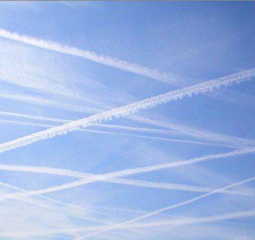 Scie chimiche segnalate nel cielo sopra Carrara