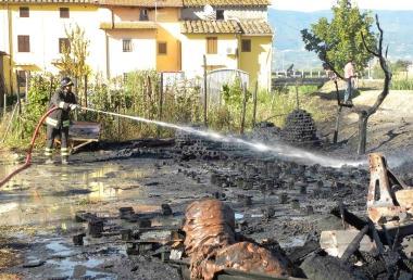 I vasi distrutti dalle fiamme nel vivaio di Ramini  