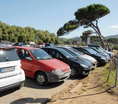 Un parcheggio in piena estate a Baratti 