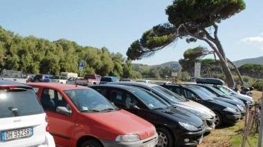 Un parcheggio in piena estate a Baratti