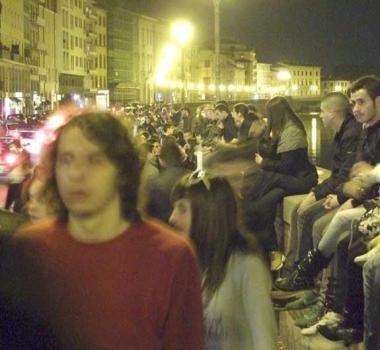Una immagine della movida notturna e un tratto del lungarno Pacinotti    