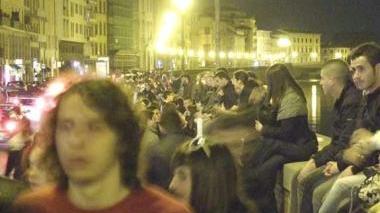 Una immagine della movida notturna e un tratto del lungarno Pacinotti