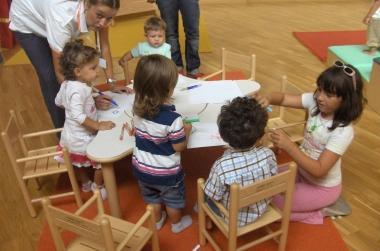Bimbi in un nido 