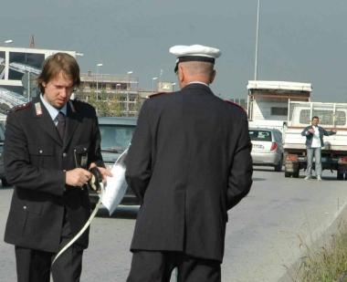 Vigili urbani durante la rilevazione di un incidente     