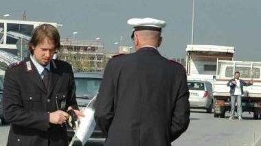 Vigili urbani durante la rilevazione di un incidente