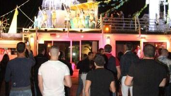 <b>MOVIDA.</b> Giovani si divertono a Torre del Lago