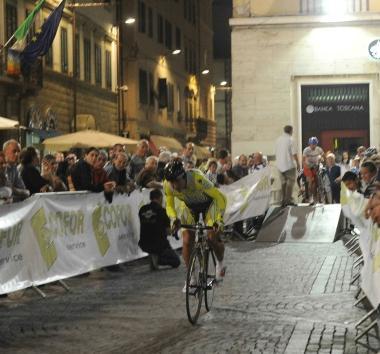 La "crono" sotto le stelle conquista la città E' record di partecipanti