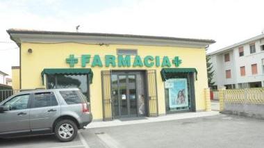 Sopra la farmacia di Madonna dell’Acqua a fianco il dott. Massimo Novelli
