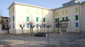 <b>TABARRACCI.</b> A lato, gli appartamenti pronti da tempo; in alto, Bertoli (Pd) in visita ai nuovi alloggi